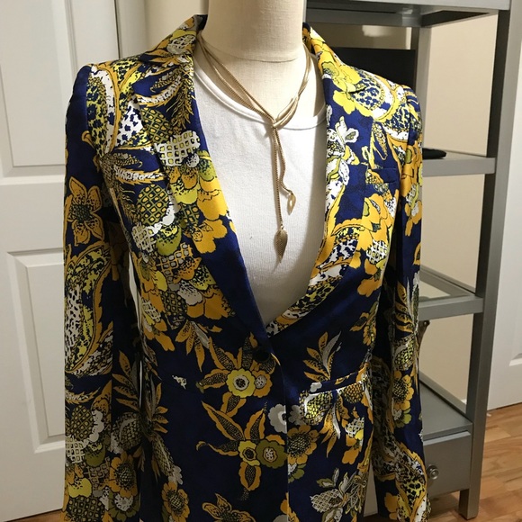 Wow can you pull this jacket off?? 🐥 - Picture 4 of 4